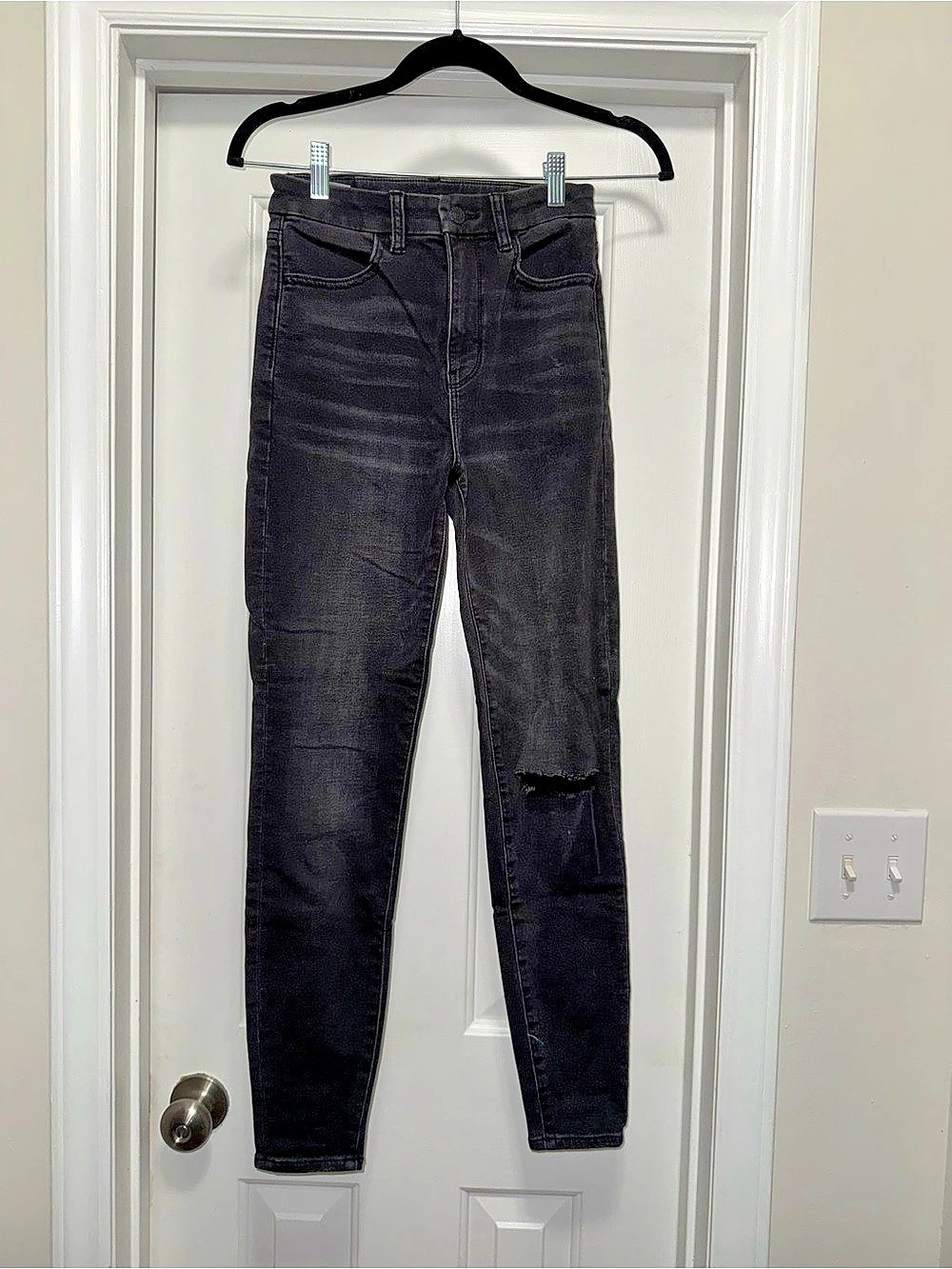 American Eagle AE High-Waisted Ripped Black Skinny Jeans